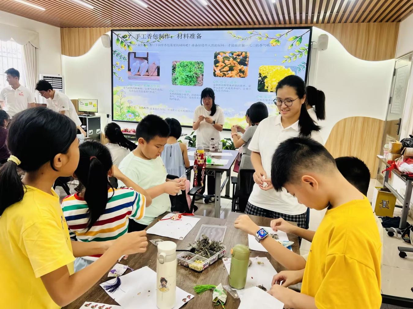 分组教授制作香包
