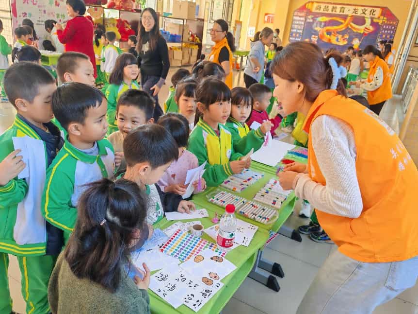 图2：儿童参加情绪互动摊位体验