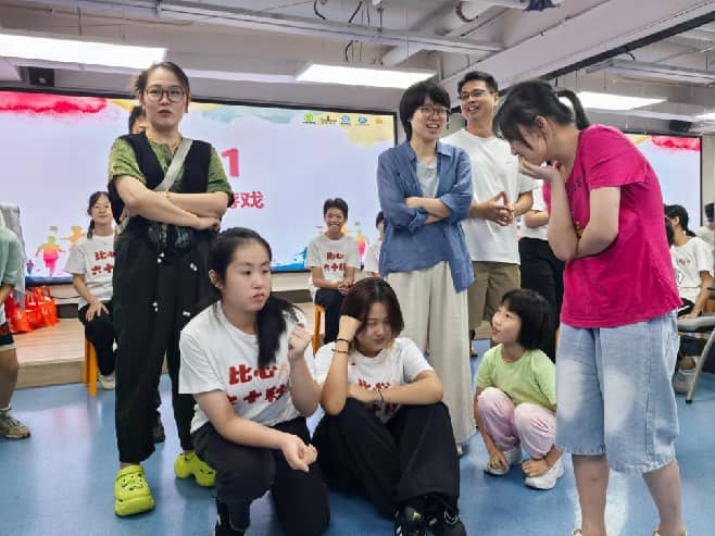 图4：剧团演员与观众一起做的戏剧游戏：搭建内心世界